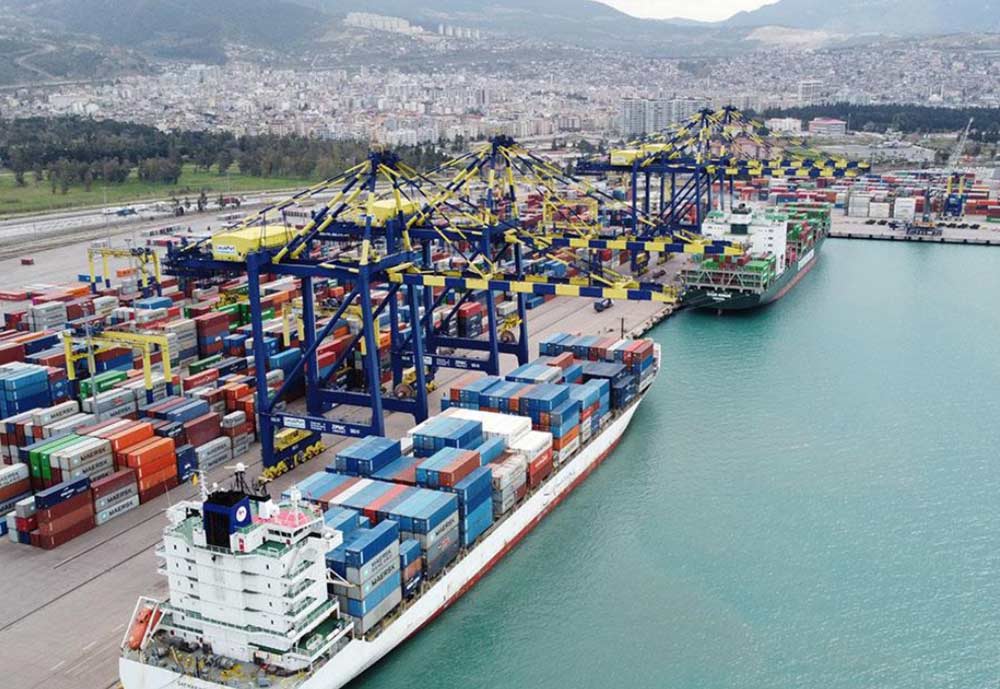 Mersin, İskenderun limanını gösteren bir fotoğraf, konteynerler ve gemi görünüyor